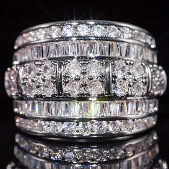 🌺 NEW Elegant & Sparkling Silver and Crystal Ring 🌺 - Picture 4 of 4